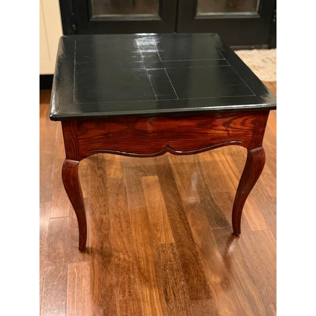 1970s Vintage Henredon French Provincial End Table – Refinished Two-Tone Wood & Black For Sale - Image 5 of 10