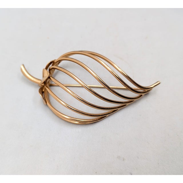 Mid-Century Modern Vintage 1950s Signed Napier Modernist Goldtone Strawberry Brooch For Sale - Image 3 of 7