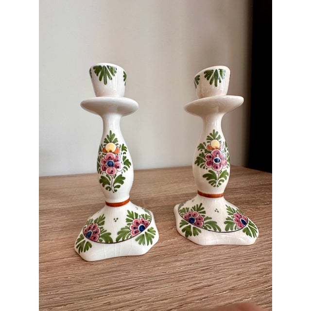 Vintage De Candelaer Delft Polychrome Floral Ceramic Candlesticks – Pair, Netherlands For Sale - Image 18 of 18