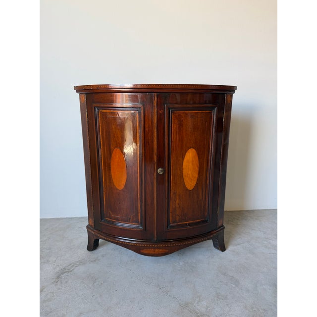 19th Century English Georgian-Style Mahogany Corner Cabinet For Sale - Image 4 of 17