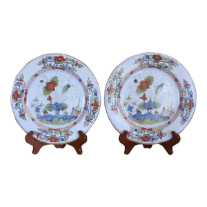 Pair of 18th Century Garofano Pattern Faience Plates