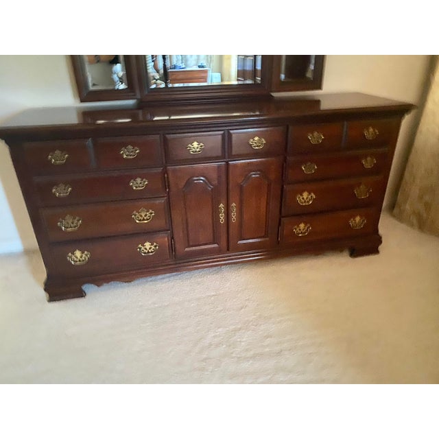 Late 20th Century Broyhill Premier "Ethan Allen Style" Cherry Wood Triple Dresser & Triptych Split Swan-Neck Pediment Top Mirror Mint Condition For Sale - Image 15 of 18