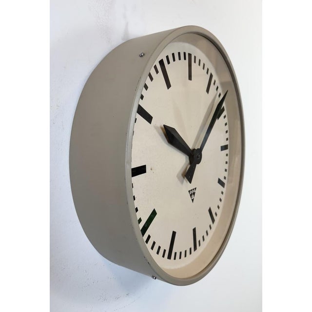 Mid-Century Modern Large Brown Industrial Factory Wall Clock from Pragotron, 1960s For Sale - Image 3 of 17
