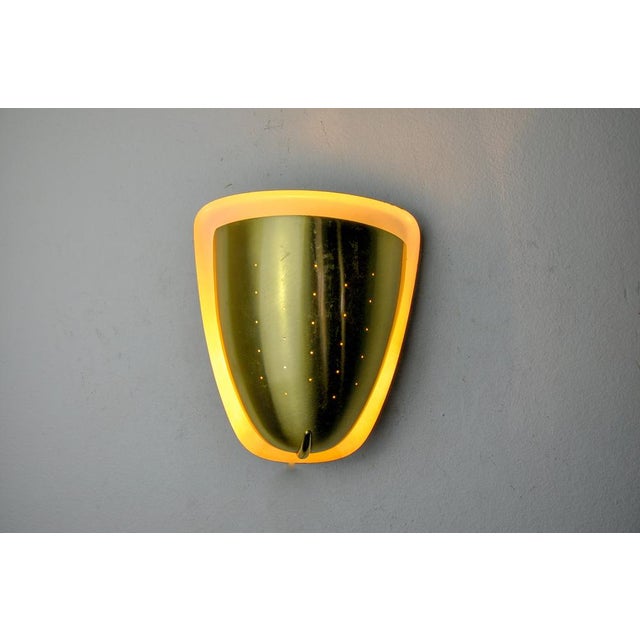 Very beautiful and rare regency wall lamp in brass designated and produced in Italy in the 1970s. Structure in gilded...