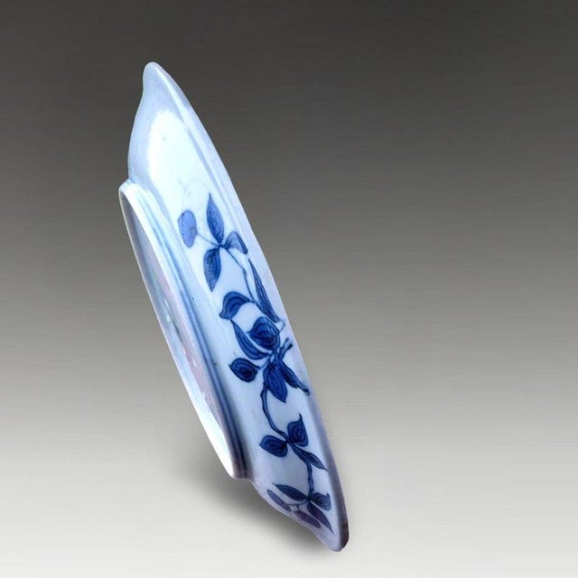 Ceramic Early 18th Century Edo Japanese Arita Kakiemon Blue and White Dish For Sale - Image 7 of 10
