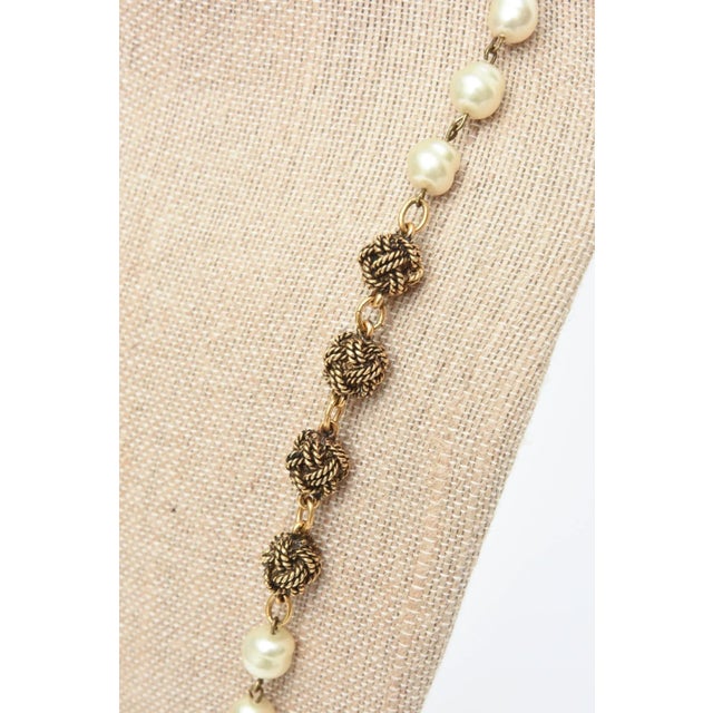 Vintage Chanel Gold Knot and Nacre Faux Pearl Link Necklace 80's For Sale In Miami - Image 6 of 8