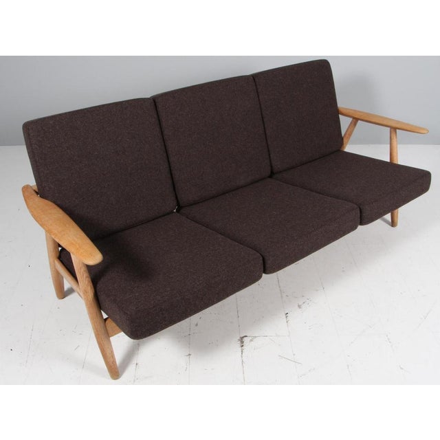 Three-Seat Sofa Model 240 in Oak & Wool attributed to Hans J. Wegner for Getama, 1970s For Sale - Image 3 of 10