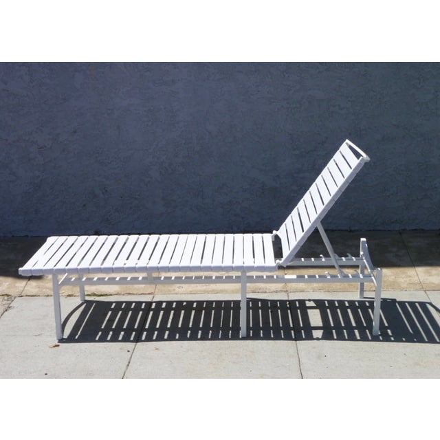 Metal Pair of Mid Century Outdoor Patio Chaise Lounge Chairs Attributed to Brown Jordan Regent For Sale - Image 7 of 8