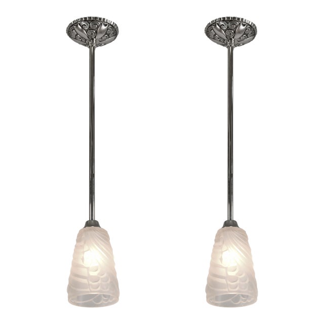 Pair of 1930s Degue French Art Deco Tulip Glass Pendant Lights - 5 Pairs Available For Sale