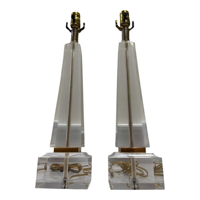 1970s Hollywood Regency Lucite Obelisk Table Lamps - A Pair For Sale