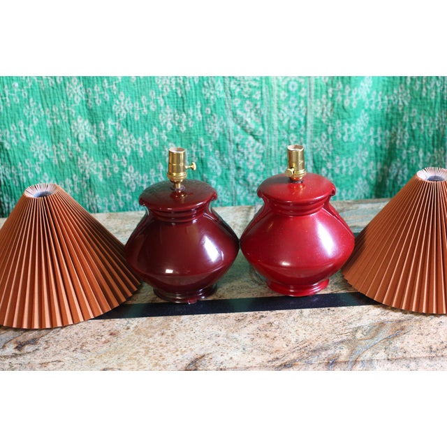 1920s Pair of Red Glass Art Deco Table Lamps With Orange Pleated Lampshades For Sale - Image 6 of 18