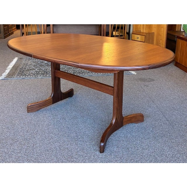 G-Plan Furniture European Mid Century Modern Extending Oval Teak Dining Table W/ Butterfly Leaf & Whale Fin Pedestal Base by G-Plan Furniture, Uk c.1960 For Sale - Image 4 of 14