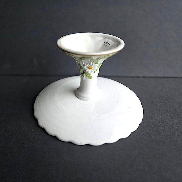 Mottahedeh 1960s Mottahedeh Ceramic Daisy Pedestal Cake Stand For Sale - Image 4 of 15