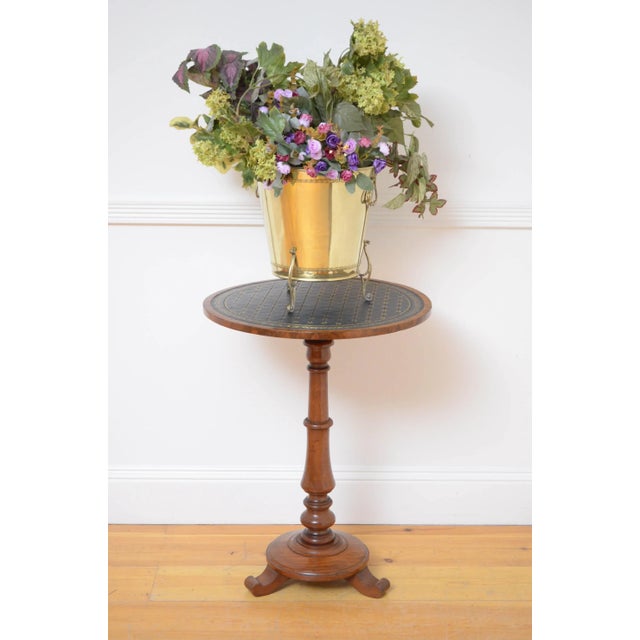 K0 Edwardian brass coal bucket or planter, having original lift up lid with beaded edge enclosing original removable...
