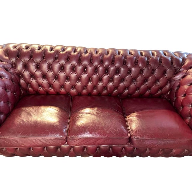 English Chesterfield Sofa in Burgundy Leather, 1980 For Sale - Image 5 of 6