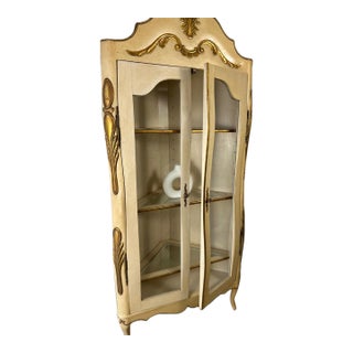 Vintage Provincial Neoclassical Gilt Painted Wavy Corner Lighted Vitrine Cabinet For Sale