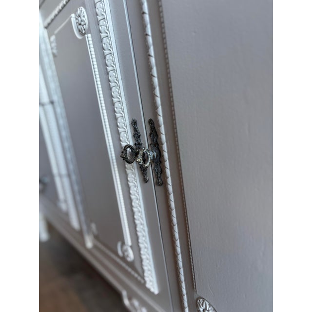 1970s French Provincial Dresser in Soft White With Carved Detailing and Cabinet Storage For Sale - Image 9 of 9