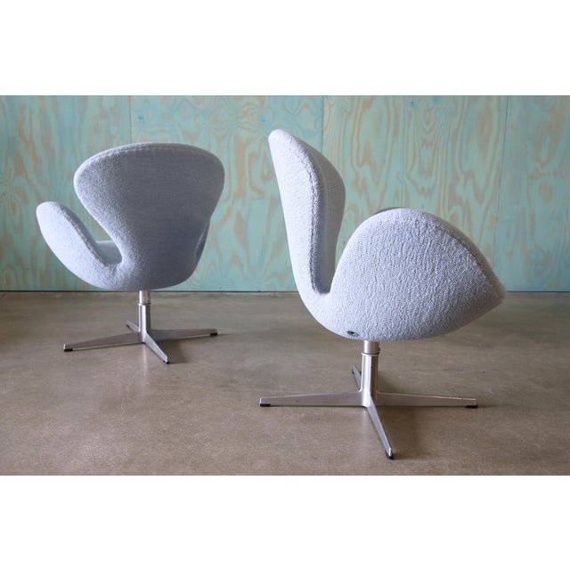 Arne Jacobsen 1971 Pair of Swan Chairs Arne Jacobsen for Fritz Hansen Danish Modern Swivel and Rock For Sale - Image 4 of 10