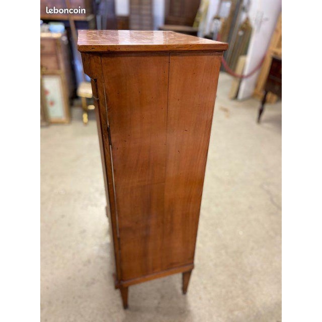 Charming little mahogany box maker in directoire style. Made in the 19th century. Very elegant. Wear marks on one of the...