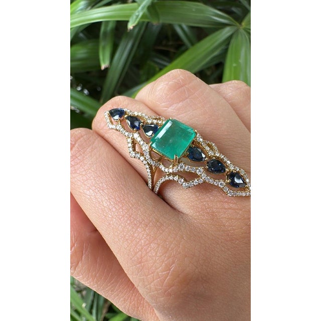 Modern Set in 18k Gold, 3.99 Carats Emerald, Blue Sapphires & Diamonds Cocktail Ring, Us Size 7 For Sale - Image 3 of 14