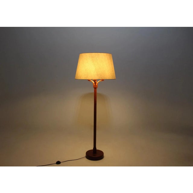 Teak floor lamp, with 3 lights, equipped with a wild silk lampshade, denmark, mid-1970s. H 156 cm x diameter 61 cm. Foot...