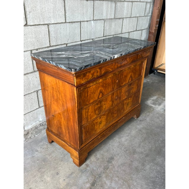 Louis Philippe French Walnut Commode / Chest of Drawers With Silver Wave Marble Top For Sale - Image 12 of 14