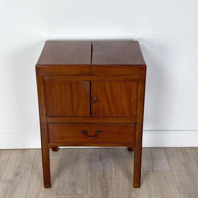 A Beau Brummell dressing table in mahogany, England circa 1800.