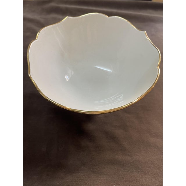 Beautiful fine white porcelain bowl Features beautiful eighteenth-century Venetian hand-painted figurines taken in a pose...