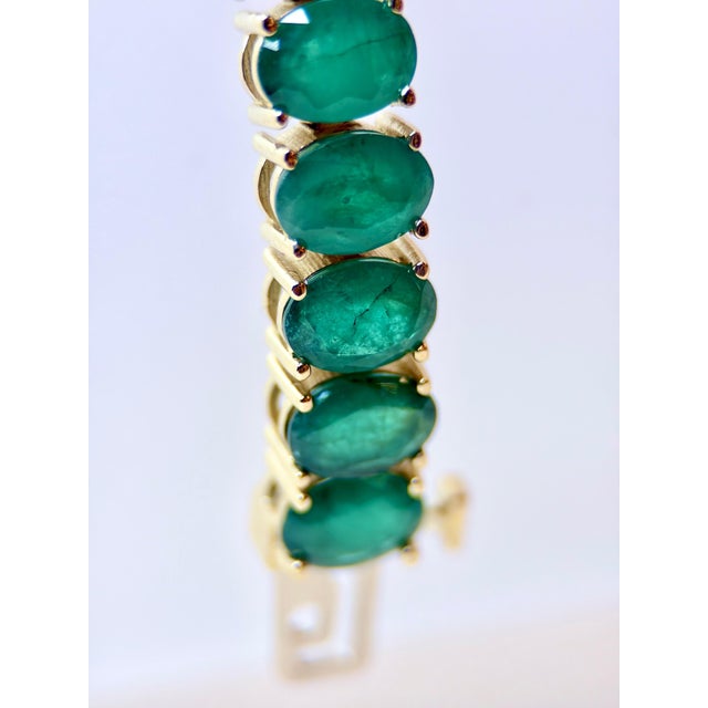 Modern 27 Carat Natural Emerald Tennis Bracelet, 14 Karat Yellow Gold, 21gm, 7.25 Inch For Sale - Image 3 of 8