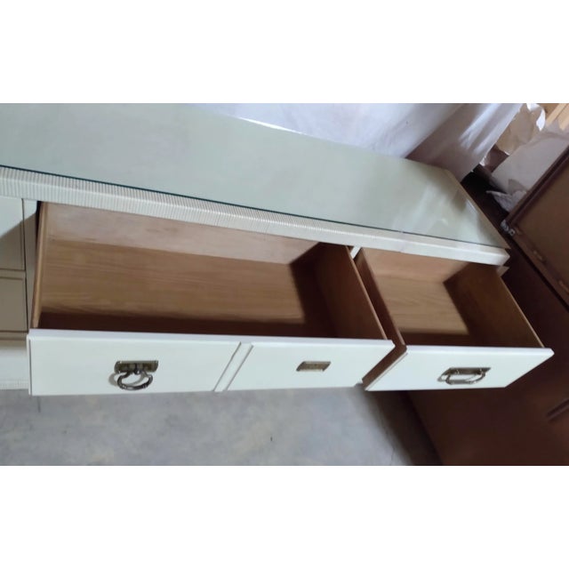 1970s Vintage Wicker Steal Quality Drexel Mid-Century Modern Natural Rattan & Solid Wood Modern Aged White Lacquered Dresser Glass Style Near Tommy Bahama For Sale - Image 5 of 12
