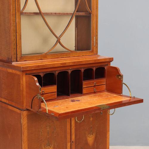 Antique Bookcase in Mahogany with Maple Inlays, 1900s For Sale - Image 3 of 13