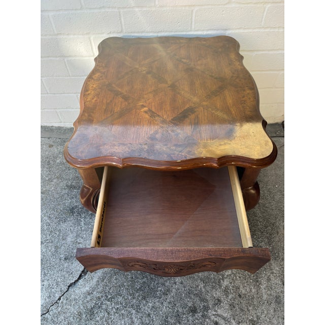 Bernhardt Late 20th Century Bernhardt French Provincial Side Table / End Table With Burlwood Inlay Scallop Top For Sale - Image 4 of 5