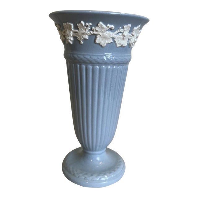 Vintage MCM Wedgwood Queen’s Ware Blue Tulip Trumpet Vase For Sale