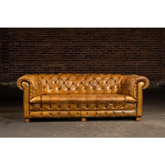 Early 20th Century Tufted Caramel Leather Chesterfield Sofa For Sale - Image 4 of 15