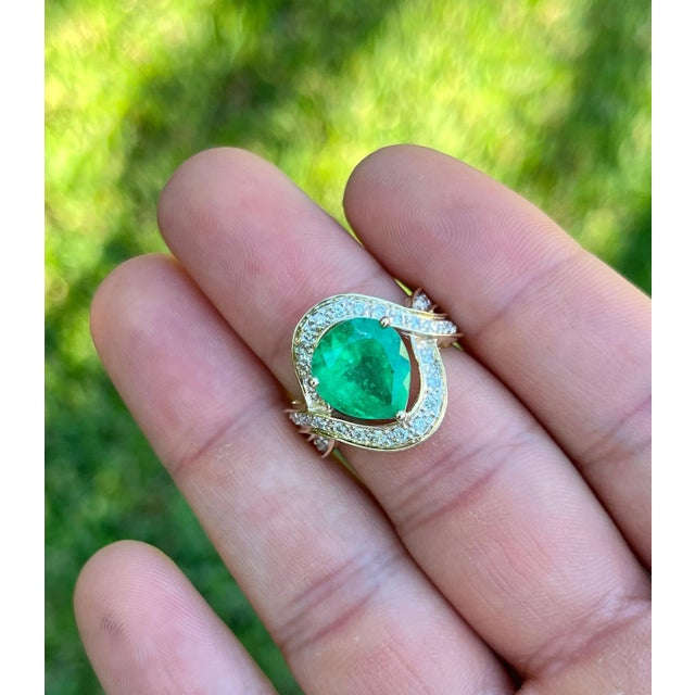 Metal Vintage 5 Carat Pear Cut Emerald Crossover Double Split Shank 14K Gold Ring, Size 7.5 For Sale - Image 7 of 7