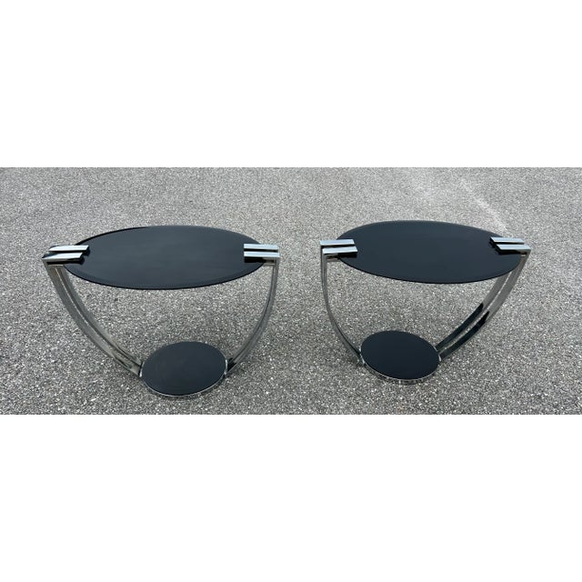 Oval coffee table with glass top and base and chromed steel support, Glass and chromed steel.