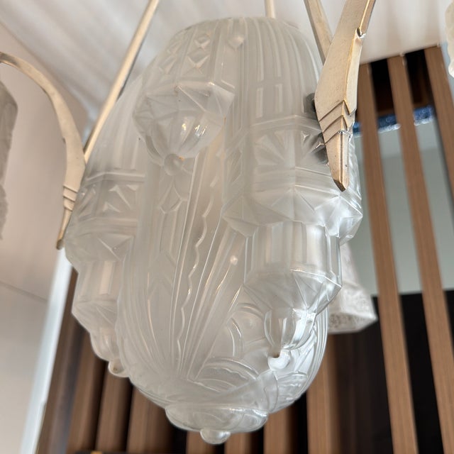 This stunning Art Deco chandelier from the 1930s is an outstanding example of the elegance and sophistication of the Art...