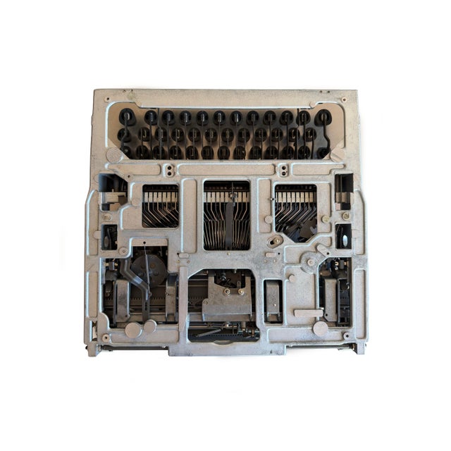 Refreshed Unis TBM DeLuxe Yugoslavian Typewriter For Sale - Image 12 of 16
