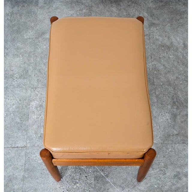 1960s Mid Century Modern Ottoman Stool Tan Leather Vintage MCM Wood Frame Rectangular For Sale - Image 5 of 8