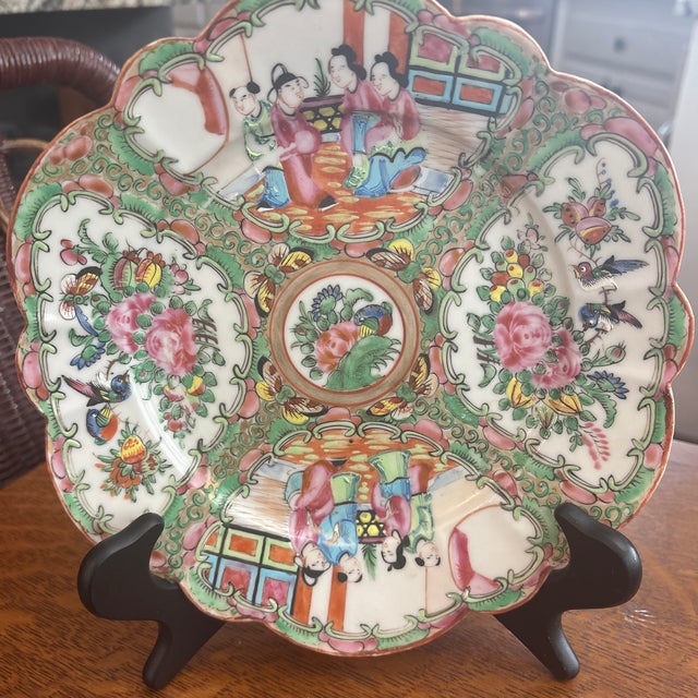 Antique Rose Medallion Scalloped Plate circa 1840-1890, Qing Dynasty. It is in very good condition, no chips, cracks, and...