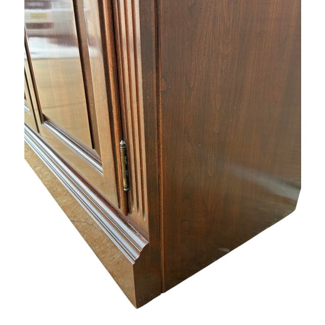 Traditional 1980s Ethan Allen Georgian Court Display Cabinet Curio Hutch Lighted Chippendale For Sale - Image 3 of 15