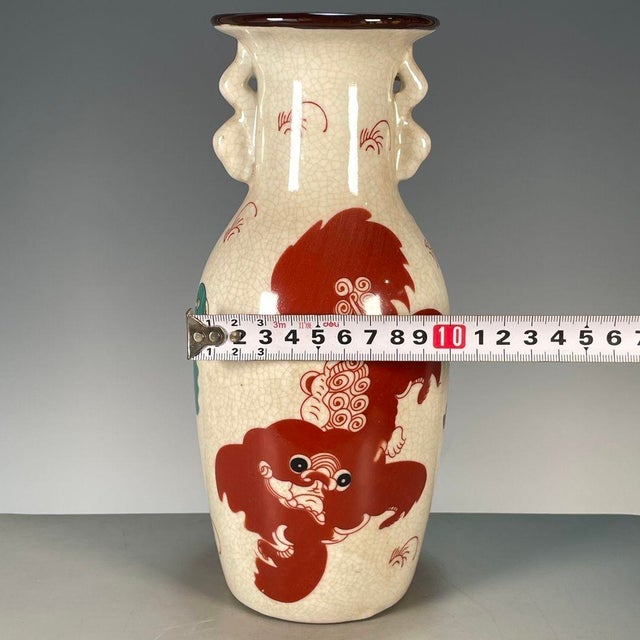 1970s Chinoiserie Foo Lion Crackle‑Glaze Twin‑Handled Porcelain Vase, Oriental Guardian Lion Motif Vase For Sale - Image 5 of 9