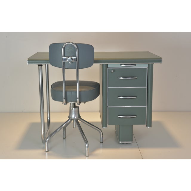 In industrial style this office furniture were designed and produced in France in the 1950ties. Tubularsteel chromium...