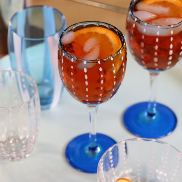 Collection for the table in clear colored glass. It includes tumblers for water and soft drinks, wine glasses, flute...