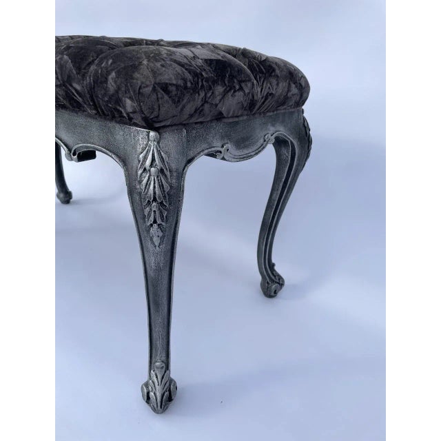 French Provincial Vintage Carved Wood Crushed Velvet Tufted Bench For Sale - Image 3 of 5