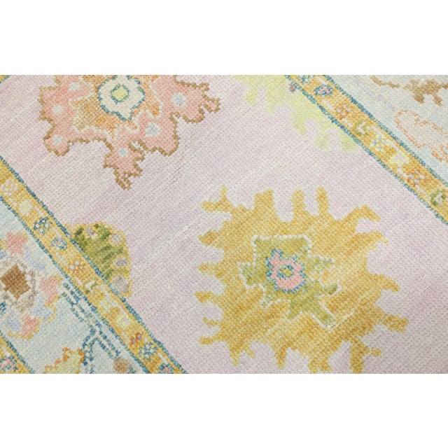 This modern Turkish Oushak rug is a stunning piece of art that has been handwoven using traditional techniques by skilled...