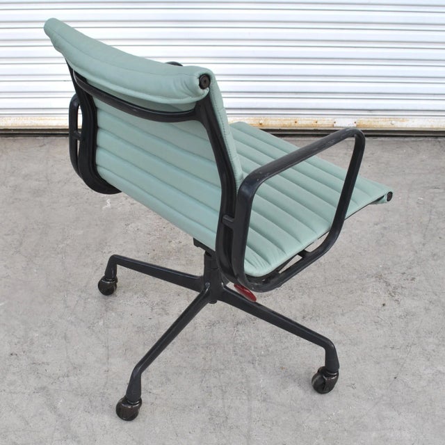 Mid-Century Modern 1 Vintage Eames Aluminum Group Desk Chair For Sale - Image 3 of 10
