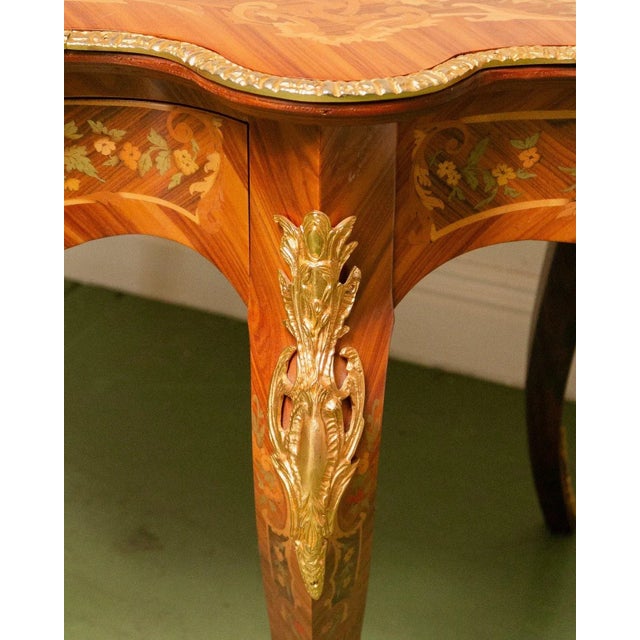 French 1900s French Louis XV Boulle' Style Inlaid Wood Table With Gilt Ormolu Mount For Sale - Image 3 of 12