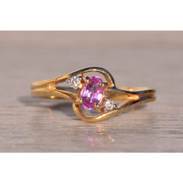 Cinco Calle: Pink Sapphire and Natural Diamond Ring in Yellow Gold For Sale - Image 9 of 11
