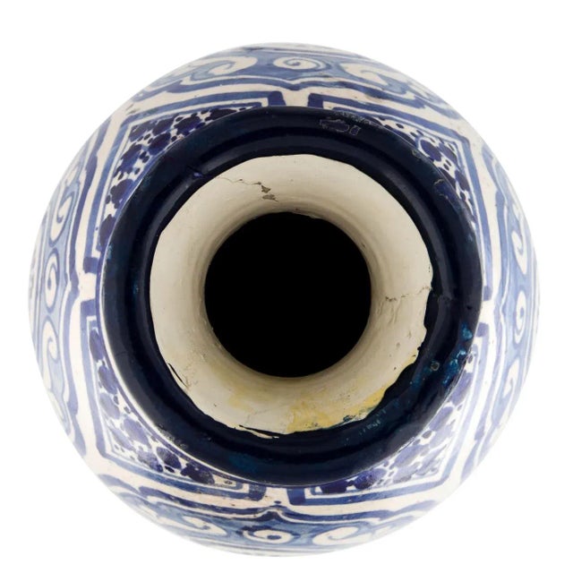 Chinoiserie Mid Century 1960s Morocco Moroccan Blue and & White Vase Ceramic Indigo Cobalt Vintage For Sale - Image 3 of 5
